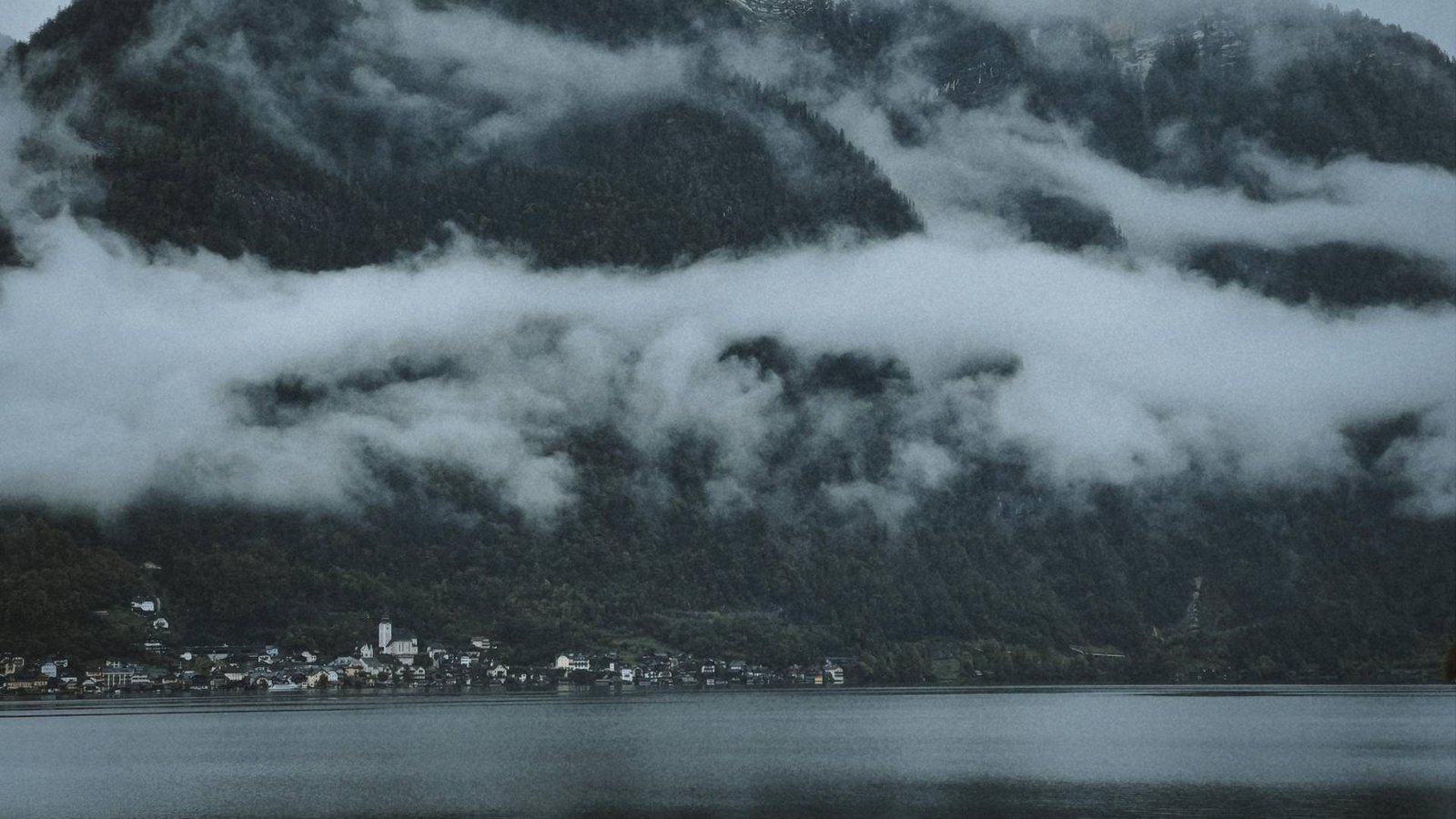 Chalet alpin enneigé